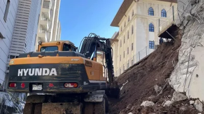 Şanlıurfa’nın Karaköprü ilçesinde bir sitenin istinat duvarının aniden çökmesi sonucu