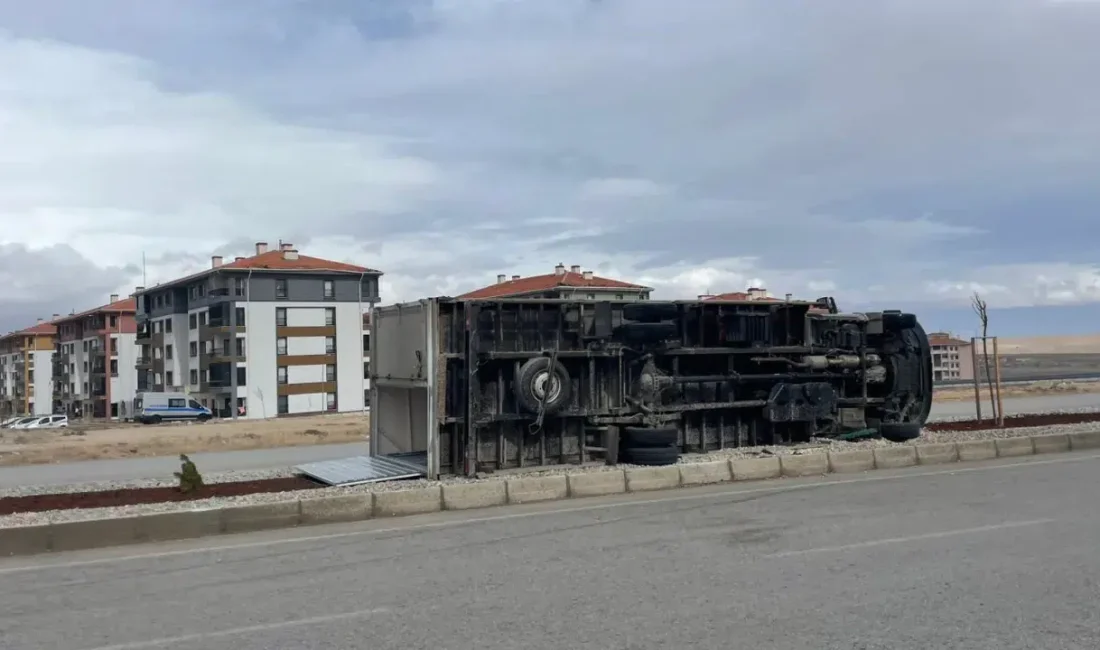 Karaman’da aniden bastıran ve hızıyla korku saçan şiddetli fırtına kentte