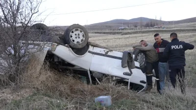 Kırıkkale-Kayseri D765 kara yolunda kontrolden çıkarak takla atan otomobil adeta
