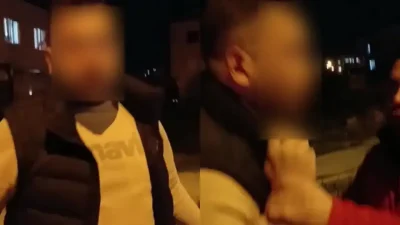 Adana’da seyir halindeki Sarıçam Belediyesi’ne ait kamyonetteki bir yolcu ile