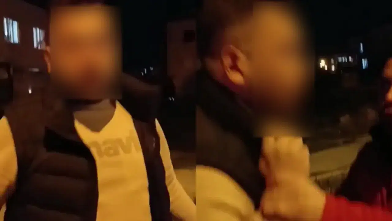 Adana’da seyir halindeki Sarıçam Belediyesi’ne ait kamyonetteki bir yolcu ile