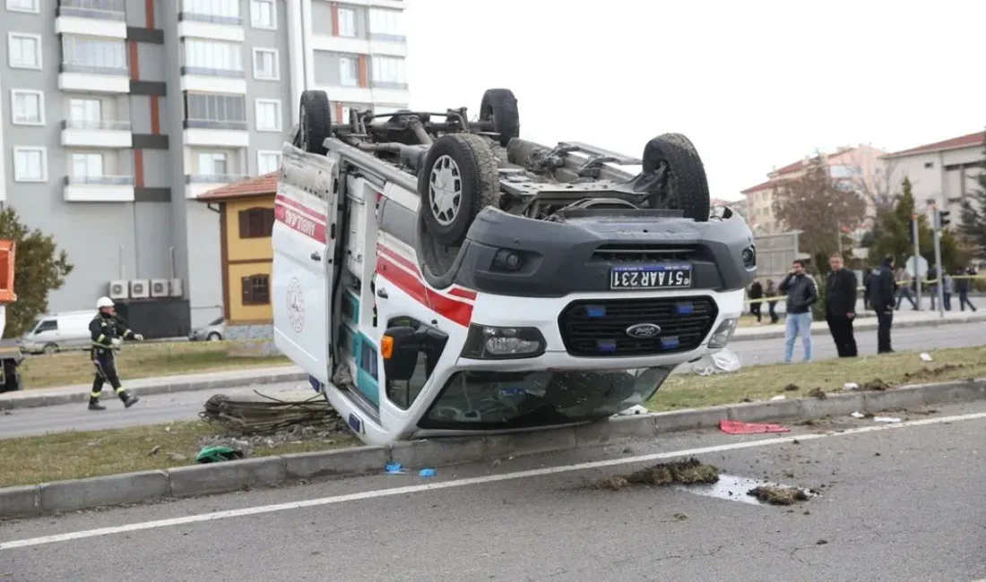Niğde’nin Bor ilçesinde seyir halindeki bir ambulans ile hafif ticari
