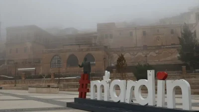 Mardin’in Artuklu ilçesinde aniden bastıran yoğun sis tabakası hem sürücüleri