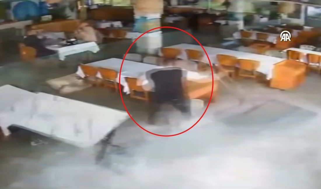 Antalya’nın Alanya ilçesinde fırtınanın etkisiyle kabaran dev dalgalar bir balık