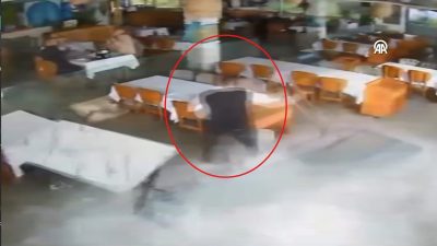 Antalya’nın Alanya ilçesinde fırtınanın etkisiyle kabaran dev dalgalar bir balık