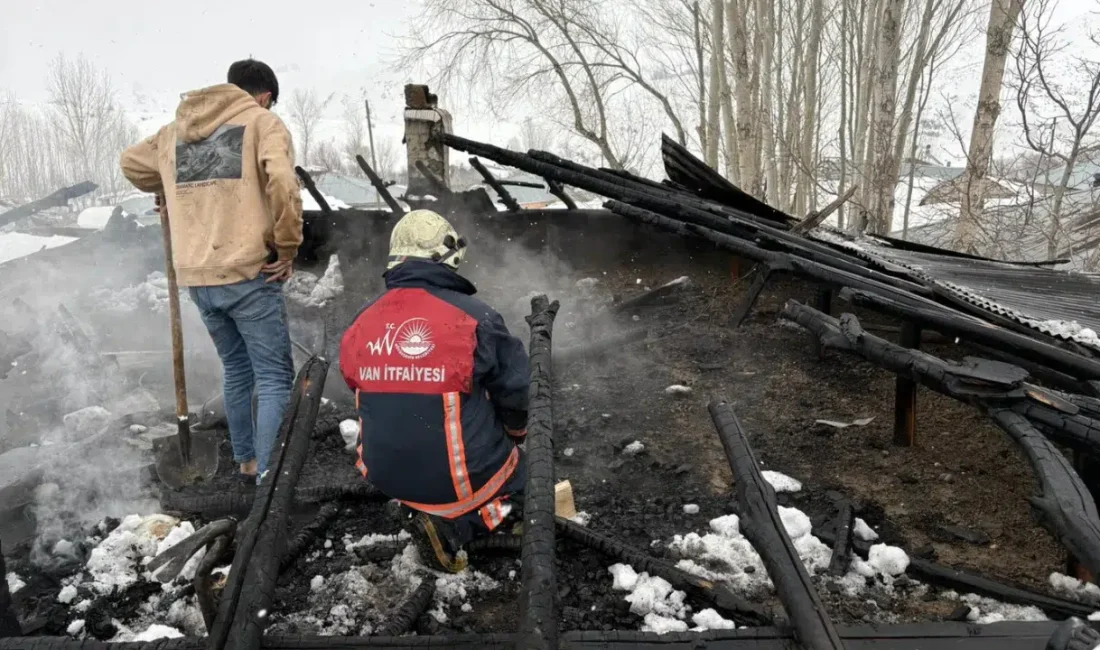 Van’ın Erciş ilçesinde bir evin çatısında aniden yükselen alevler panik