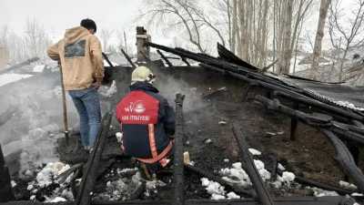 Van’ın Erciş ilçesinde bir evin çatısında aniden yükselen alevler panik