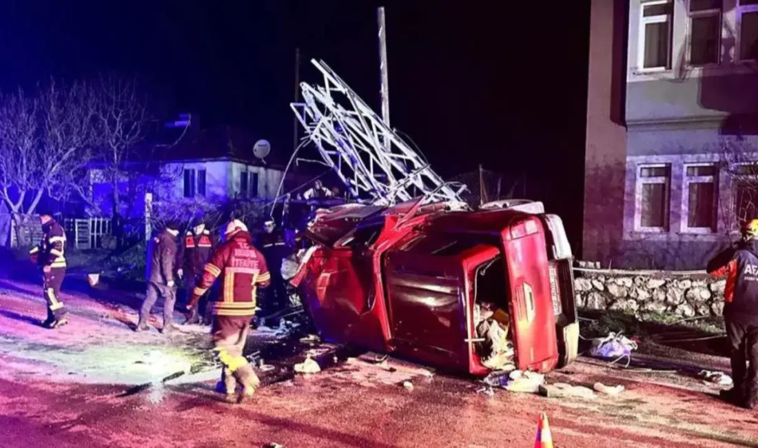 Amasya’da kontrolden çıkan bir kamyonetin yol kenarındaki elektrik direğine çarpması