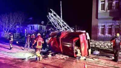 Amasya’da kontrolden çıkan bir kamyonetin yol kenarındaki elektrik direğine çarpması