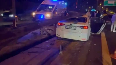 Ataşehir TEM Otoyolu’nda seyir halindeki iki otomobilin çarpışması sonucu meydana