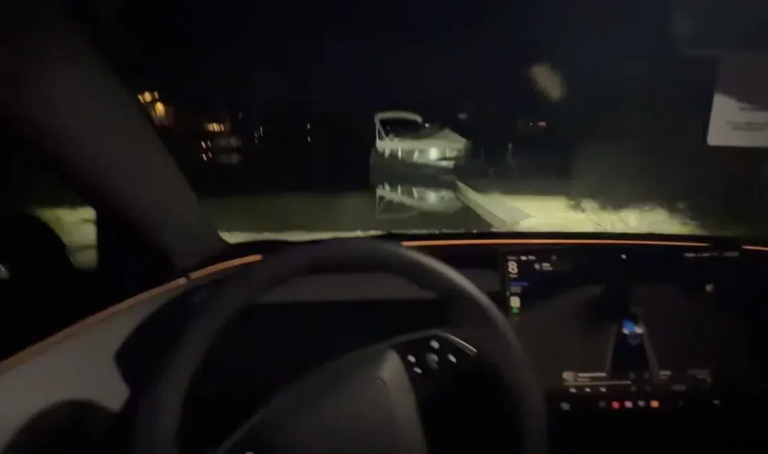 Tesla’nın en güncel Full Self-Driving (FSD) v14.2.2.4 yazılımını kullanan bir