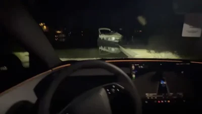 Tesla’nın en güncel Full Self-Driving (FSD) v14.2.2.4 yazılımını kullanan bir