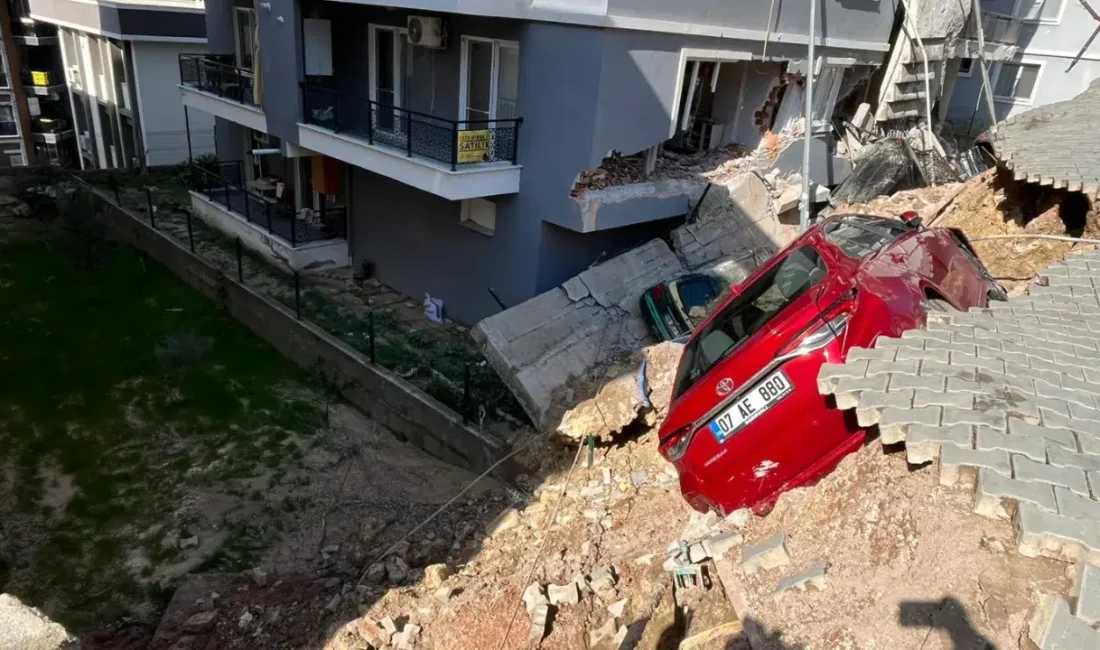 İzmir’in Menemen ilçesinde bir sitenin çevresindeki istinat duvarının aniden çökmesiyle