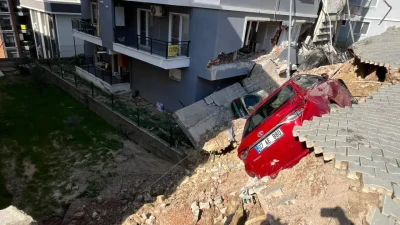 İzmir’in Menemen ilçesinde bir sitenin çevresindeki istinat duvarının aniden çökmesiyle