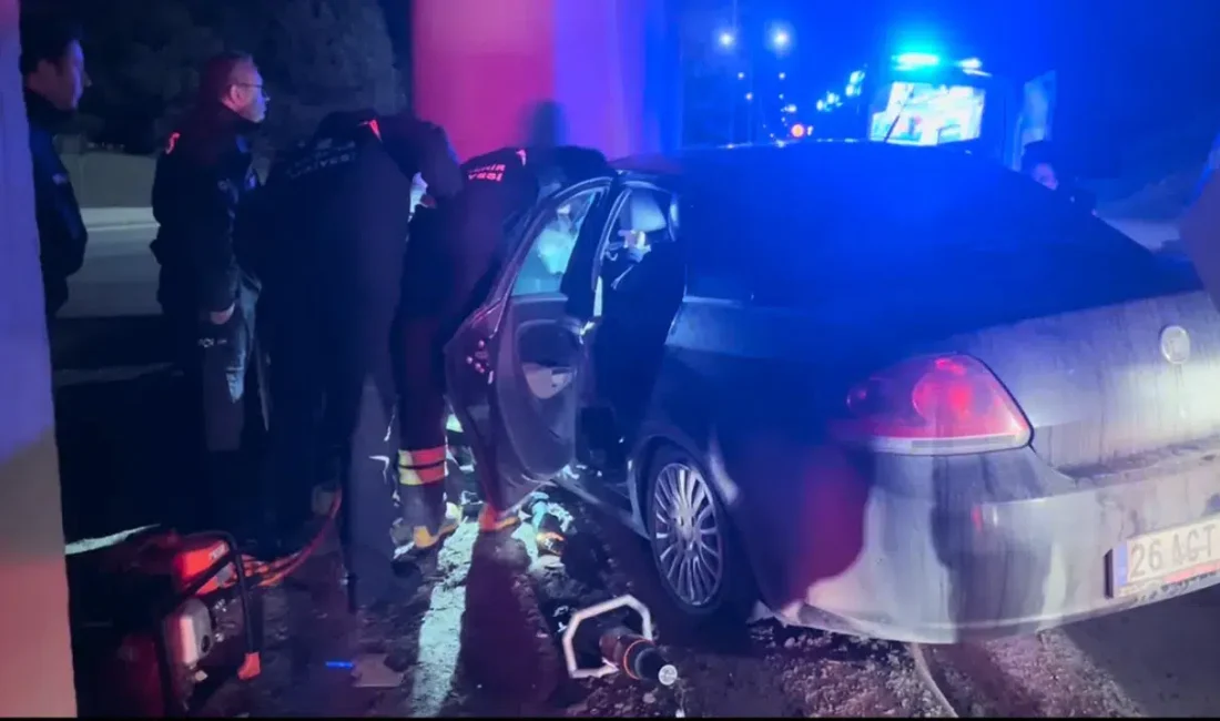 Eskişehir’de sürücüsünün kontrolünden çıkan bir otomobilin köprü kolonuna adeta ok