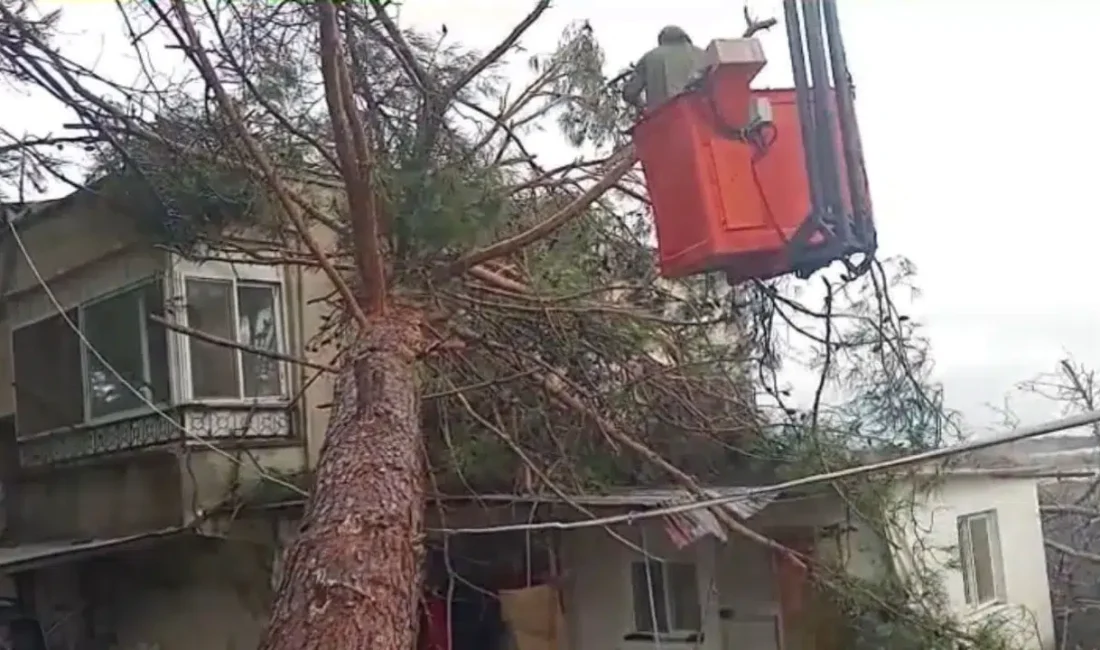 Mersin’in Erdemli ilçesinde aniden bastıran ve hızıyla korkutan kuvvetli fırtına