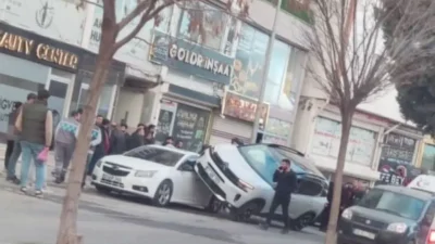 Mardin’in Mazıdağı ilçesinde akşam saatlerinde meydana gelen trafik kazasında yolun