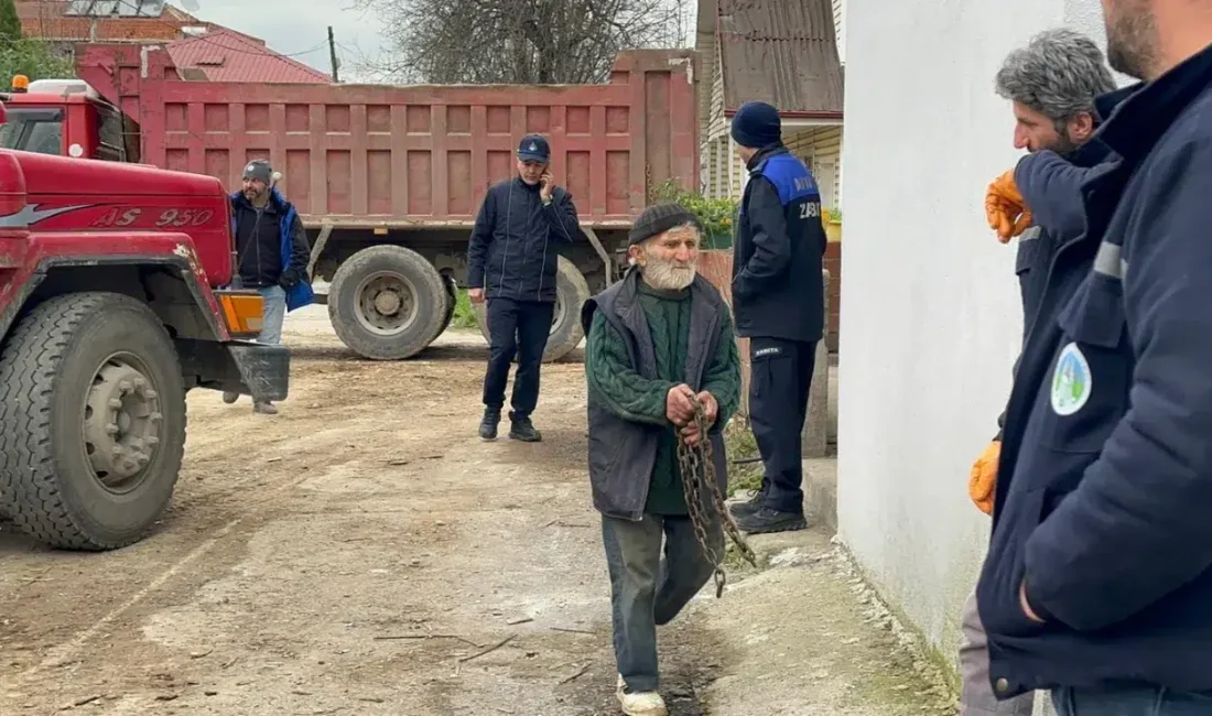 Sakarya’nın Akyazı ilçesinde daha önce evinden tonlarca çöp çıkarılmasıyla Türkiye