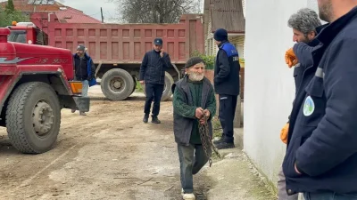 Sakarya’nın Akyazı ilçesinde daha önce evinden tonlarca çöp çıkarılmasıyla Türkiye