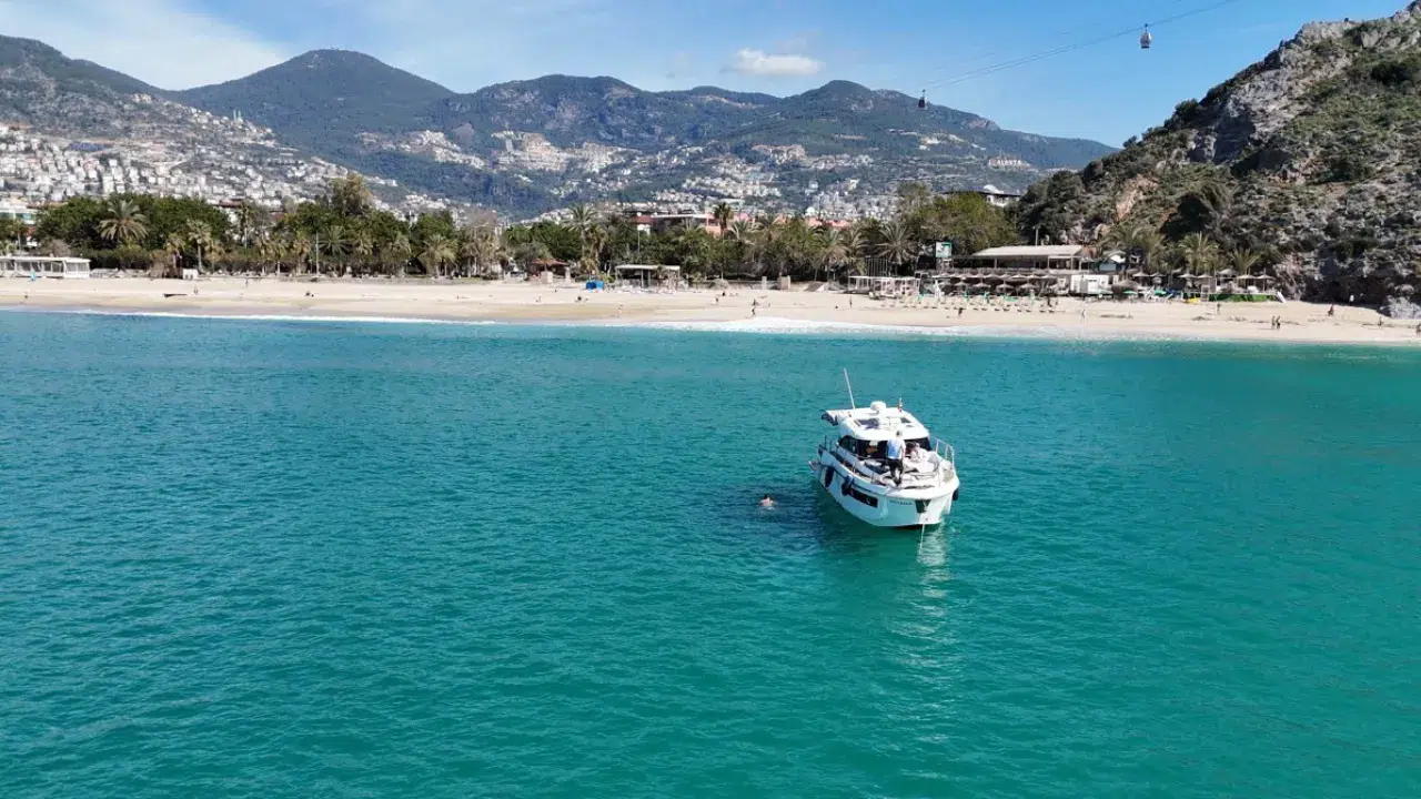 Antalya’nın dünyaca ünlü turizm merkezi Alanya, kış mevsiminin ortasında bahar