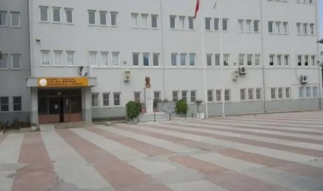 Bursa’da bir lisede edebiyat öğretmeni ve aynı zamanda müdür yardımcısı