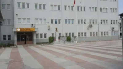 Bursa’da bir lisede edebiyat öğretmeni ve müdür yardımcısı olarak görev