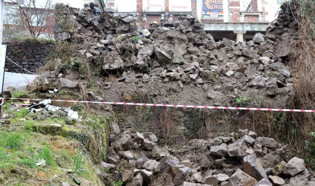 Ordu’nun Ünye ilçesinde gece saatlerinde meydana gelen istinat duvarı çökmesi