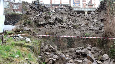 Ordu’nun Ünye ilçesinde gece saatlerinde meydana gelen istinat duvarı çökmesi