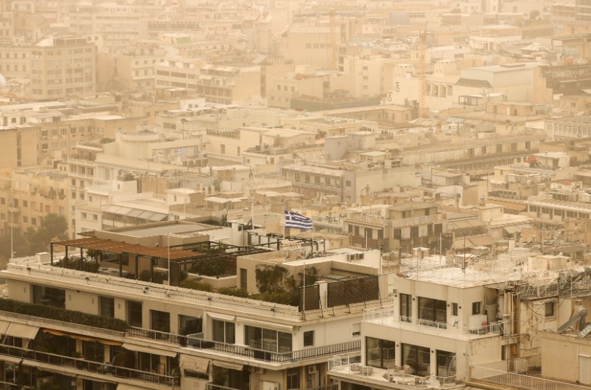 Yunanistan’ın başkenti Atina ve çevresini esir alan Afrika tozu hayatı