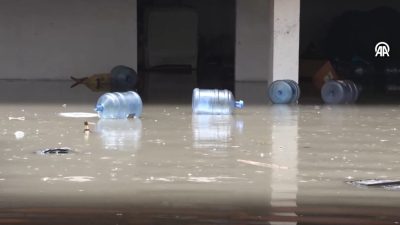 İzmir’de gece saatlerinde etkisini artıran şiddetli sağanak yağış kenti adeta