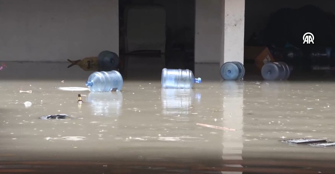 İzmir’de gece saatlerinde etkisini artıran şiddetli sağanak yağış hayatı durma