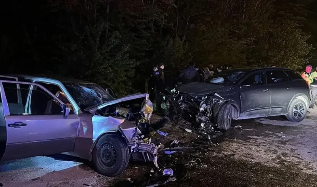Karaman’da Adnan Menderes Bulvarı üzerinde meydana gelen şiddetli çarpışmada ortalık