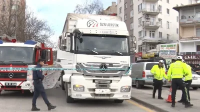 Ankara’nın Çankaya ilçesinde meydana gelen feci trafik kazasında, yolun karşısına