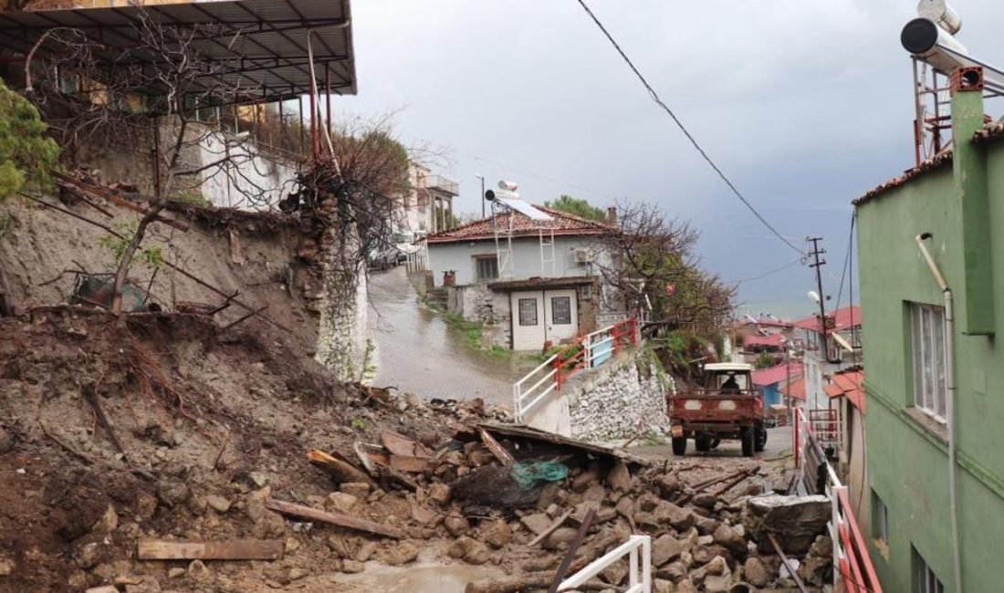 Aydın’ın Bozdoğan ilçesinde etkisini gösteren şiddetli sağanak yağış Hisar Mahallesi’nde