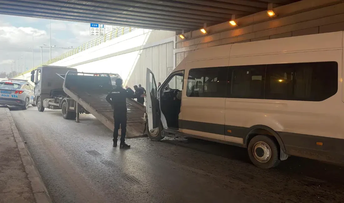 Konya’da servis aracı ile otomobilin karıştığı feci trafik kazasında ortalık