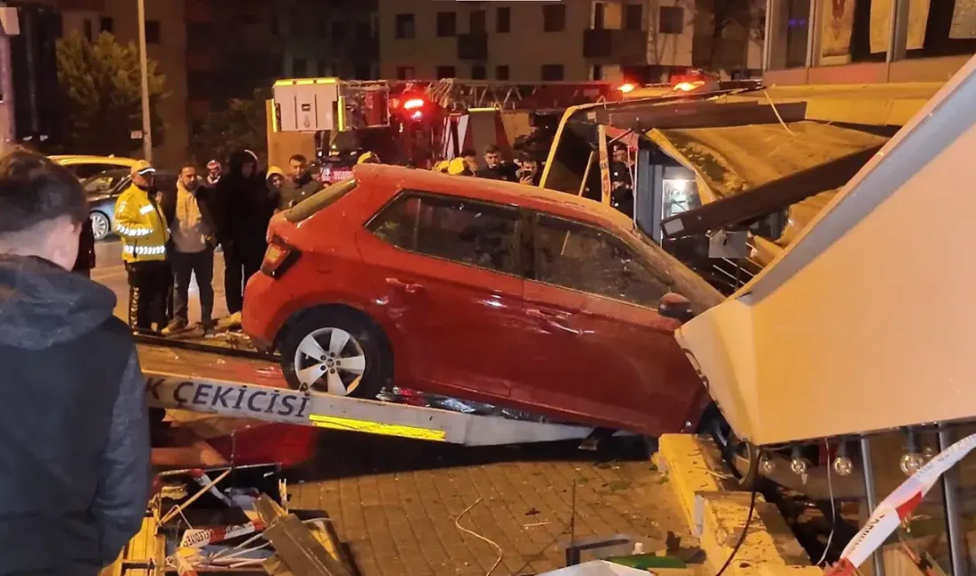 Üsküdar Bulgurlu Caddesi üzerinde seyir halindeki bir otomobil, sürücüsünün virajı