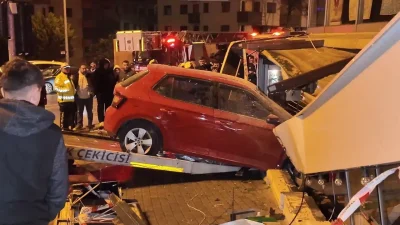 Üsküdar Bulgurlu Caddesi üzerinde seyir halindeki bir otomobil, sürücüsünün virajı