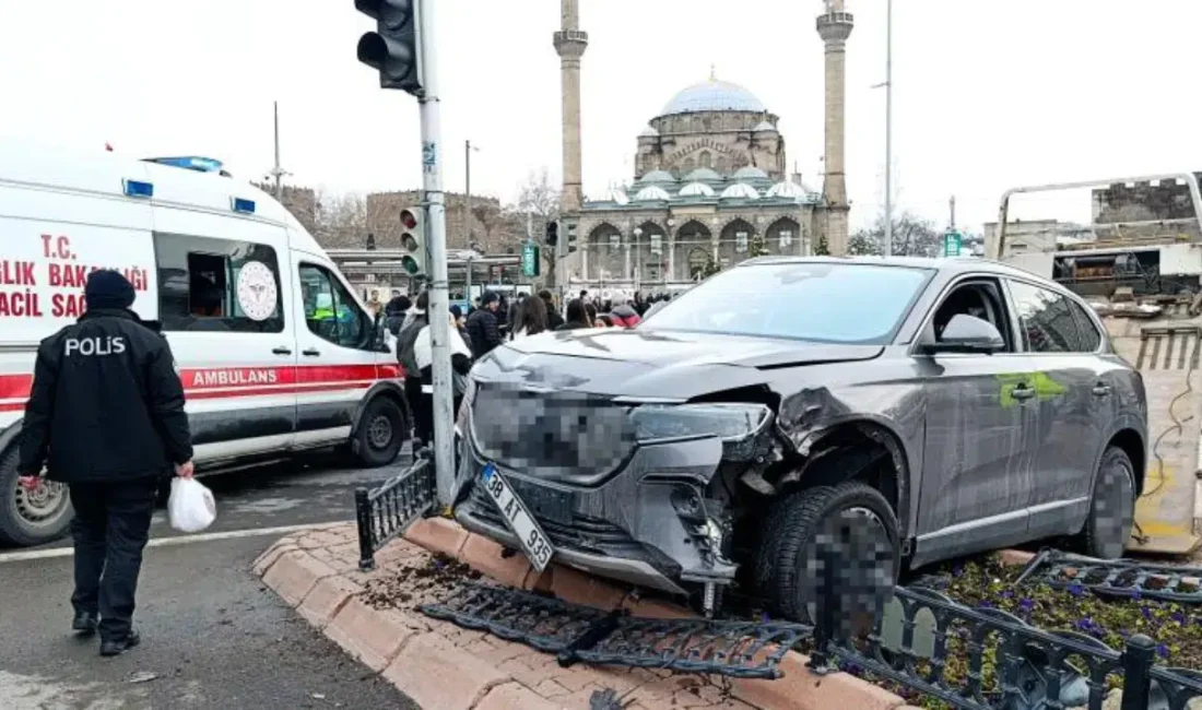 Kayseri’nin en kalabalık noktalarından biri olan Cumhuriyet Meydanı’nda bugün öğle