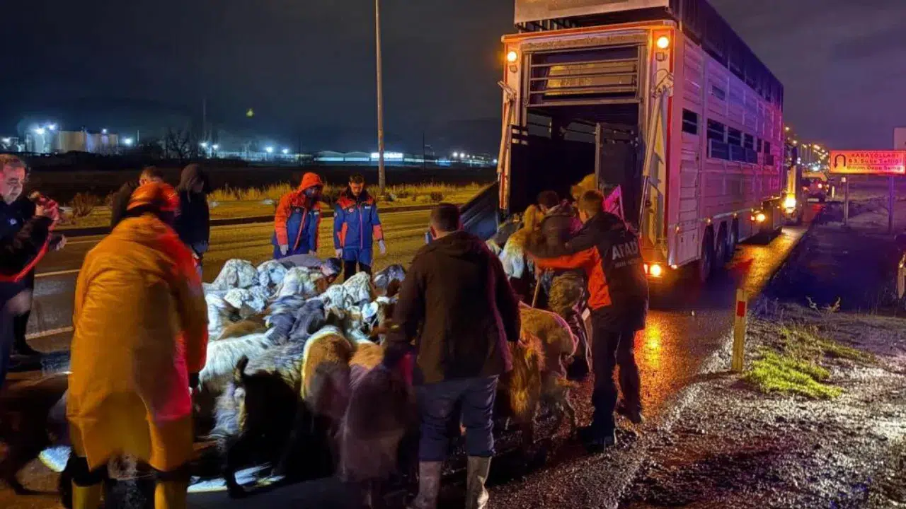 Kayseri’nin Kocasinan ilçesinde aniden bastıran şiddetli sağanak yağış Karasu Deresi’nin