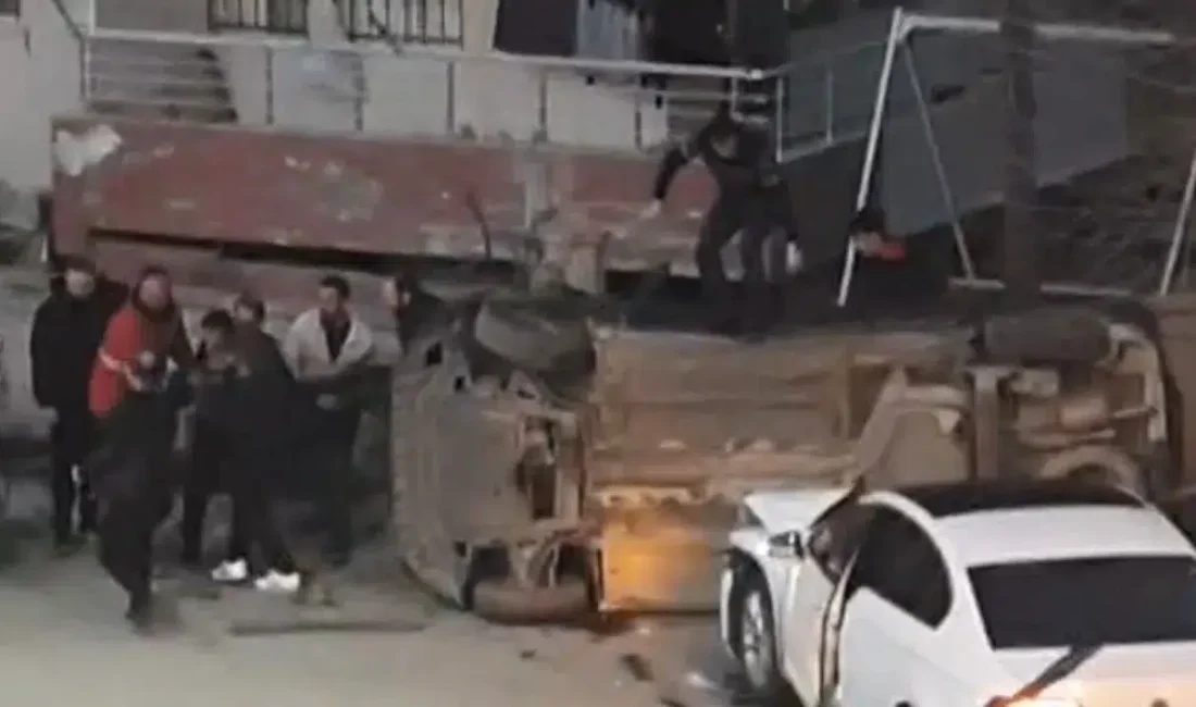 Adıyaman merkez Altınşehir Mahallesi’nde iki otomobilin çarpışması sonucu ortalık adeta