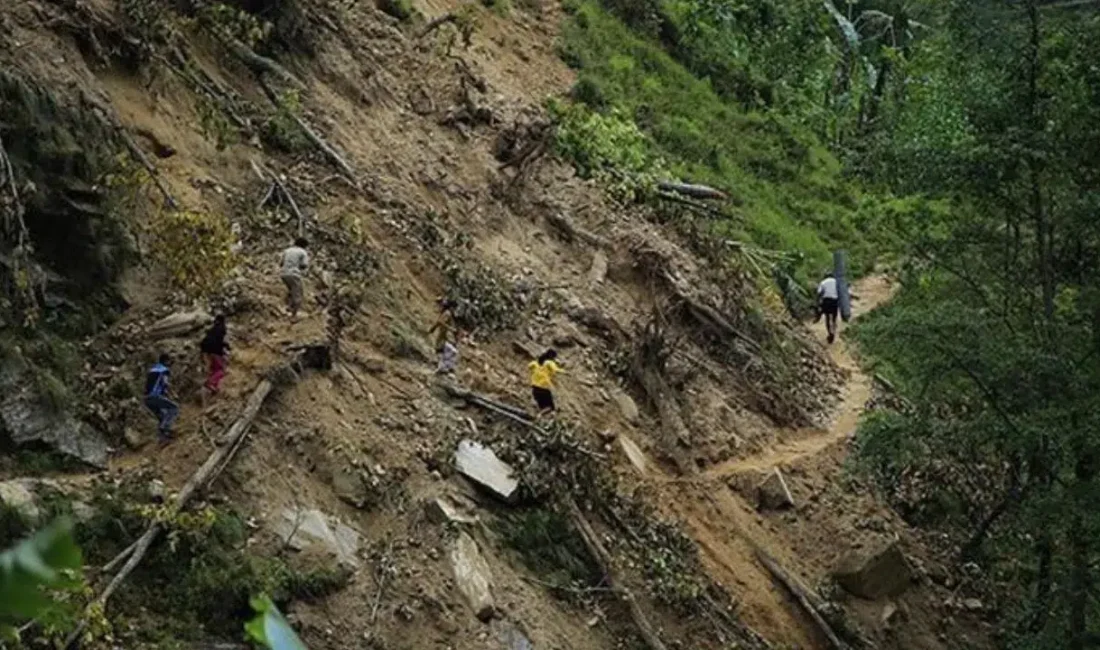 İzmir’in Bayındır ilçesinde yer alan Zeytinova Barajı yolunda yamaçtan kopan