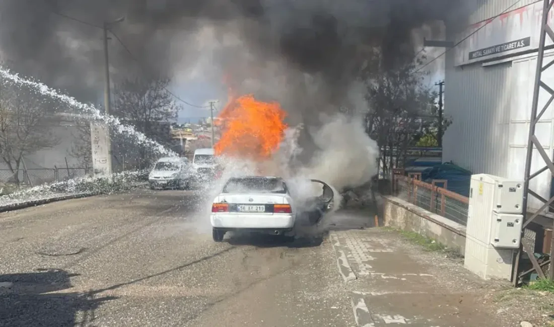 Siirt’te seyir halindeki bir otomobilde çıkan yangın paniğe neden olurken,