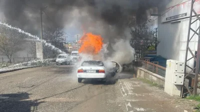 Siirt’te seyir halindeki bir otomobilde çıkan yangın paniğe neden olurken,