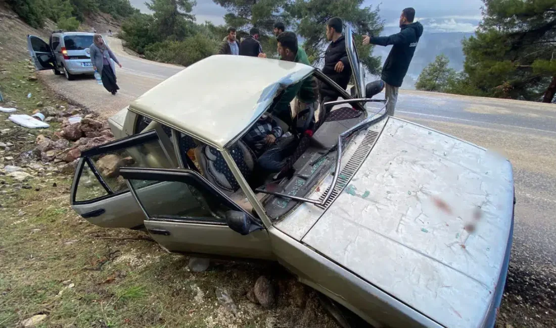 Kahramanmaraş’ın Onikişubat ilçesinde seyir halindeki bir otomobilin üzerine yamaçtan kopan