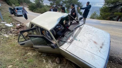 Kahramanmaraş’ın Onikişubat ilçesinde seyir halindeki bir otomobilin üzerine yamaçtan kopan