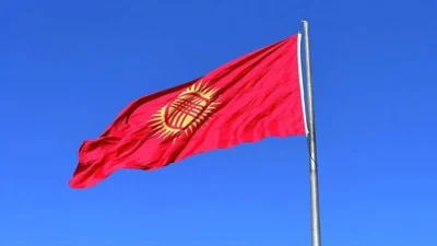 Kırgızistan Cumhurbaşkanı Sadır Caparov’un imzaladığı peş peşe kararnamelerle hükümette büyük