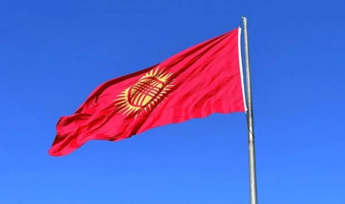 Kırgızistan Cumhurbaşkanı Sadır Caparov tarafından imzalanan kritik kararnamelerle hükümette taşlar