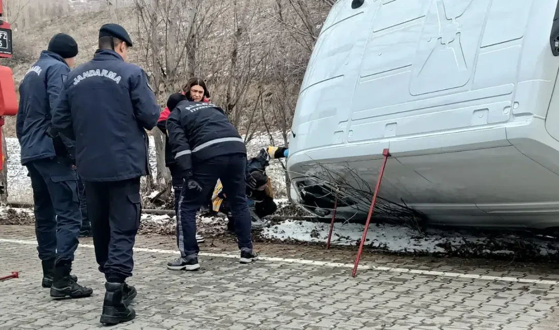 Çorum’un Alaca ilçesinde kontrolden çıkan bir panelvan aracın yoldan çıkarak