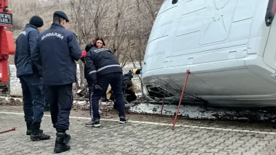 Çorum’un Alaca ilçesinde kontrolden çıkan bir panelvan aracın yoldan çıkarak