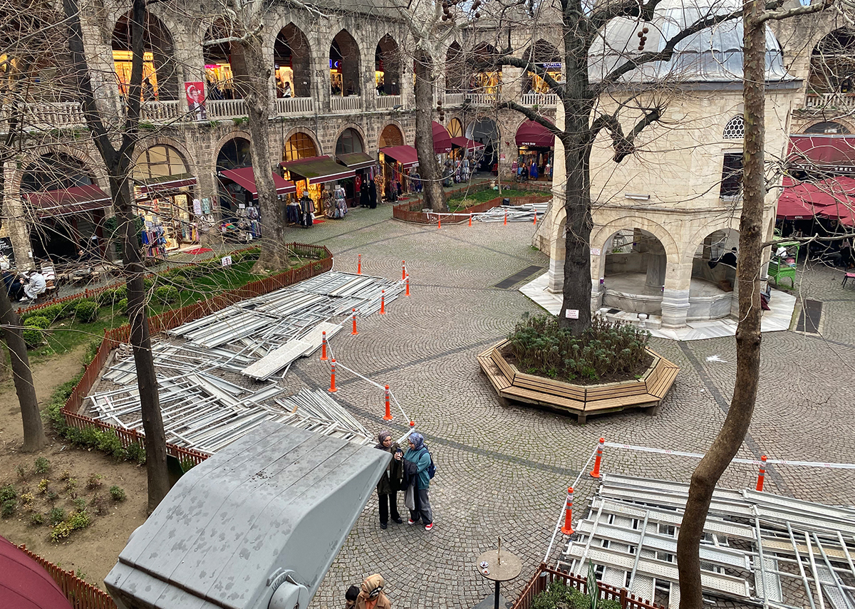 Bursa’nın kalbi Koza Han’da işletmeleri ve turistleri yakından ilgilendiren masa